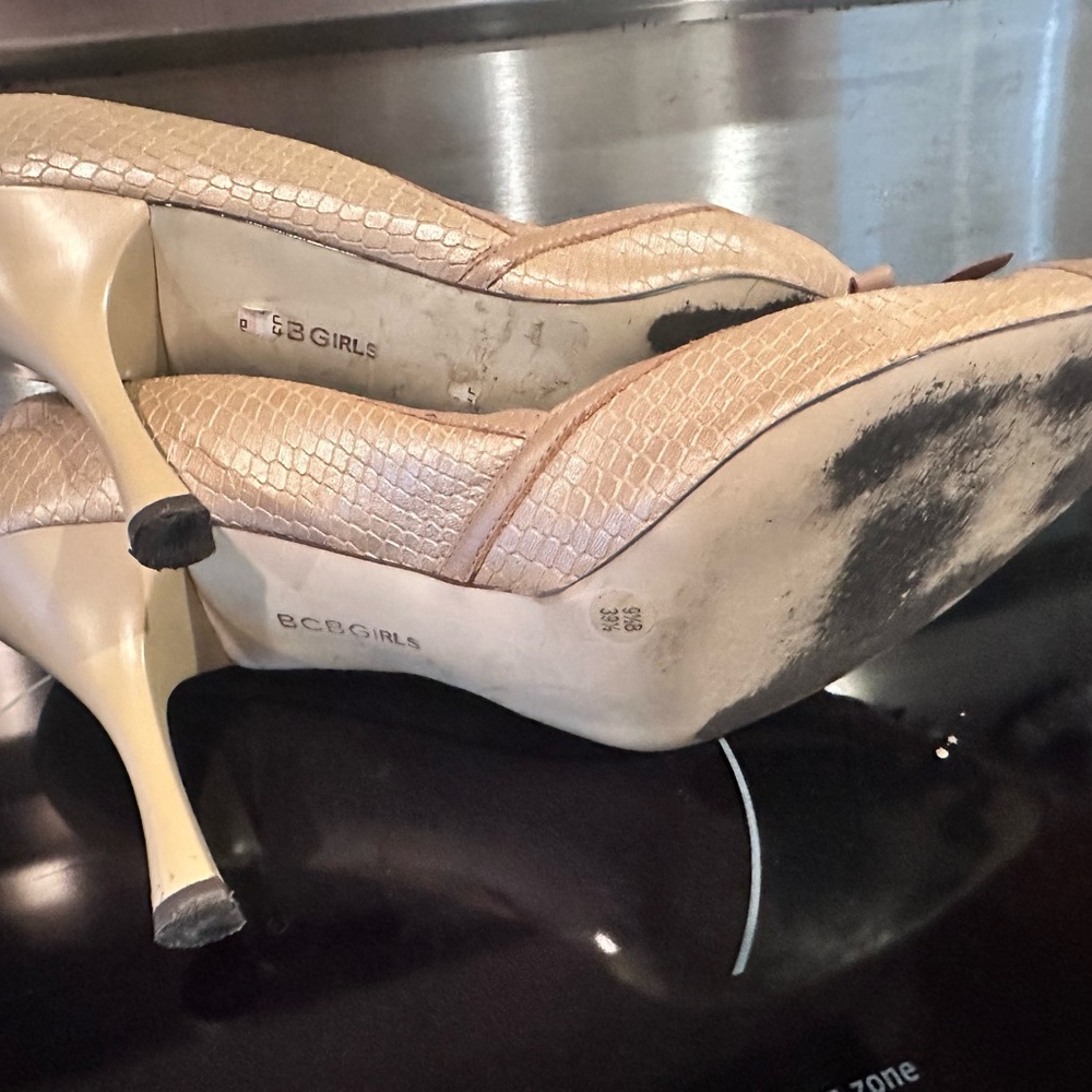 BCBGirls Nude Snakeskin-Textured Pointed Toe Bow Pumps Dress Shoes size 9.5 - Picture 9 of 16